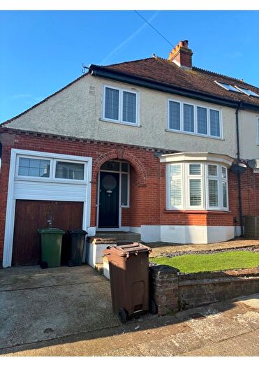 4 Bedroom Semi-Detached House To Rent In Padwick Avenue, Portsmouth, PO6