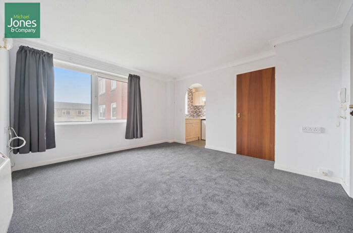 2 Bedroom Flat To Rent In Heene Road, Worthing, West Sussex, BN11