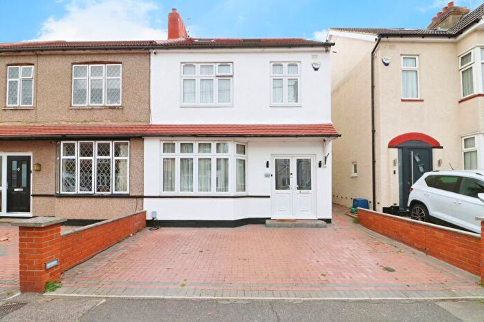 4 Bedroom End Of Terrace House For Sale In Buntingbridge Road, Ilford, IG2