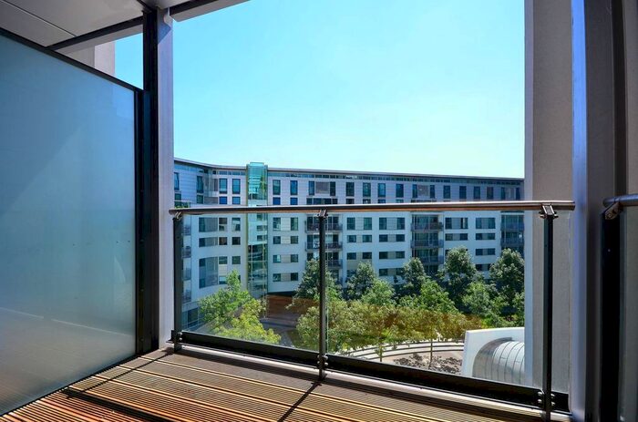 3 Bedroom Flat To Rent In Empire Square, London Bridge, London, SE1