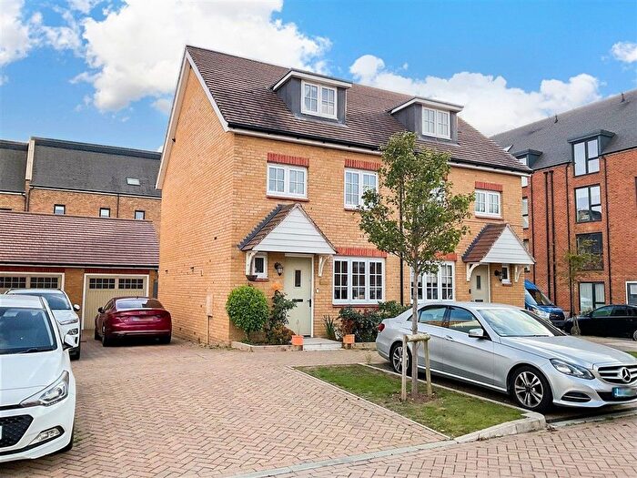 4 Bedroom Semi-Detached House For Sale In Crusade Way, Rochester, Kent, ME2