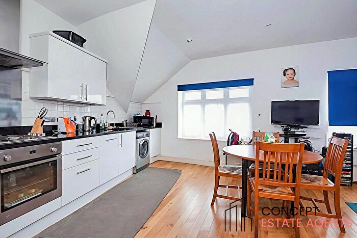 2 Bedroom Flat To Rent In Harris Court, Kingston Road, Surrey, KT19