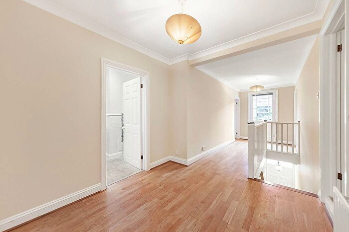 2 Bedroom Flat To Rent In Drayson Mews, Kensington, London, W8