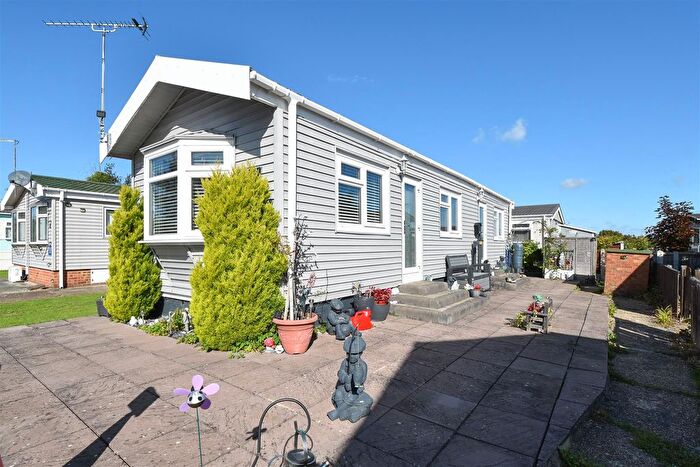 1 Bedroom Mobile/park Home For Sale In Chelmsford Road, Blackmore, Ingatestone, CM4
