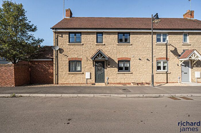 3 Bedroom Semi-Detached House For Sale In Havisham Drive, Haydon End, Swindon, SN25