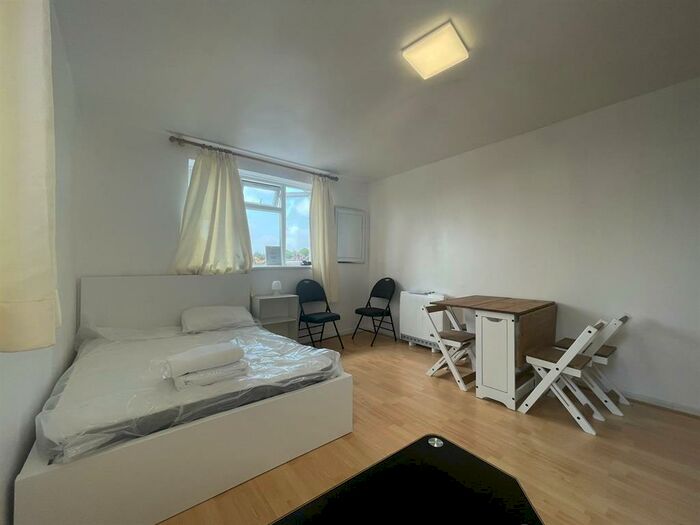 Flat To Rent In Wilment Court, Edgware Road, London, NW2