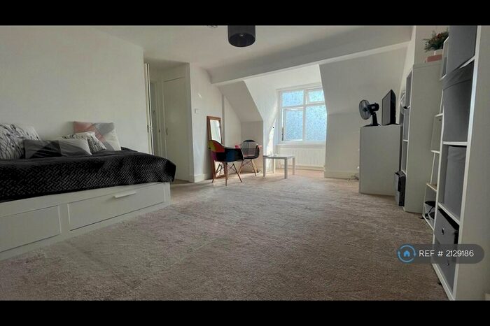 1 Bedroom Flat To Rent In Fairlop Road, London, E11