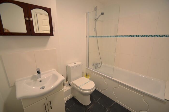 2 Bedroom Flat To Rent In Falcon Road, London, SW11
