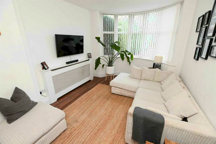 3 Bedroom Semi-Detached House For Sale In Wellsford Avenue, Solihull, B92