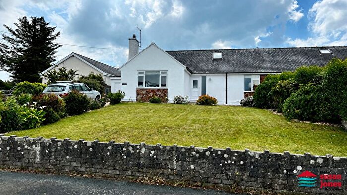 4 Bedroom Semi-detached Bungalow For Sale In Bryncyttyn Estate, Morfa Nefyn, LL53