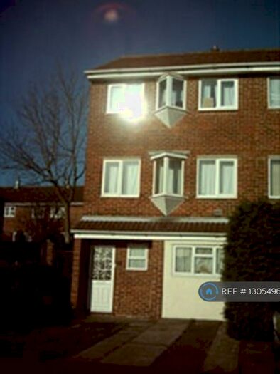 5 Bedroom End Of Terrace House To Rent In Bennett Court, Colchester, CO4