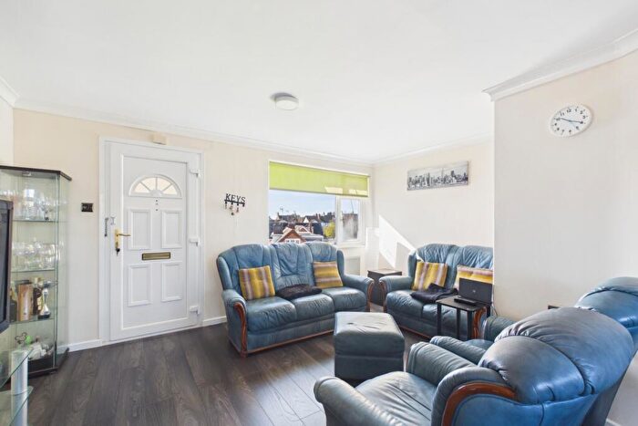 2 Bedroom Flat For Sale In Rockleigh Court, Linslade, LU7