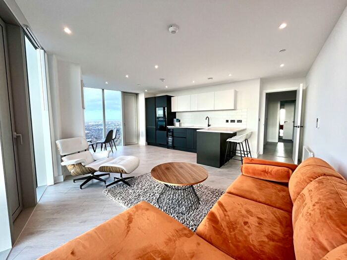 2 Bedroom Flat To Rent In Vista River Gardens, Manchester, M3