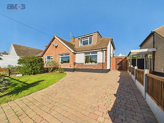 3 Bedroom Chalet For Sale In Burlington Gardens, Hadleigh, Essex, SS7