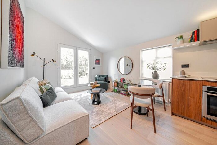 2 Bedroom Flat For Sale In Ravenslea Road, Balham, SW12