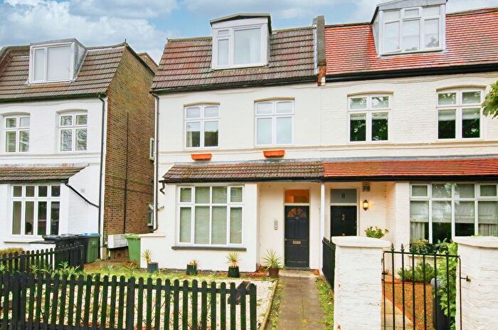 2 Bedroom Flat To Rent In Cedars Road, Hampton Wick, KT1