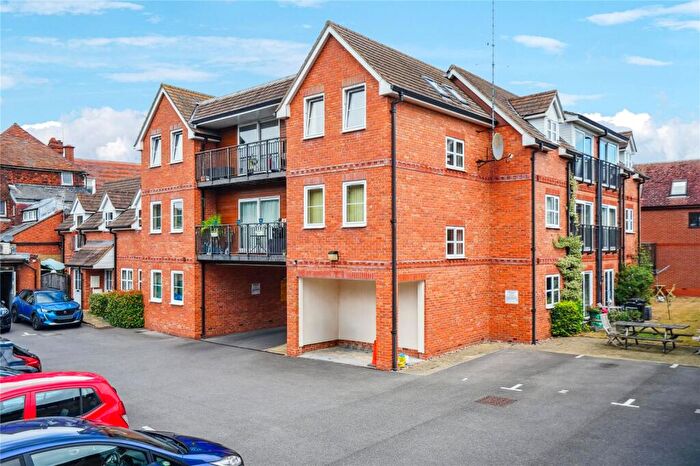 2 Bedroom Flat For Sale In Church Street, Twyford, Berkshire, RG10