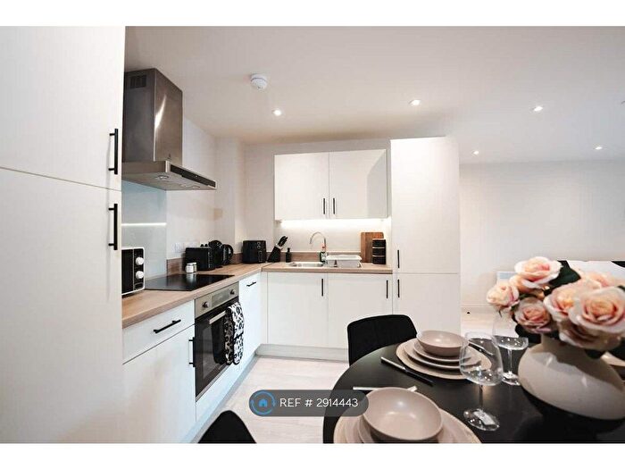 1 Bedroom Flat To Rent In Centenary House, Leeds, LS2