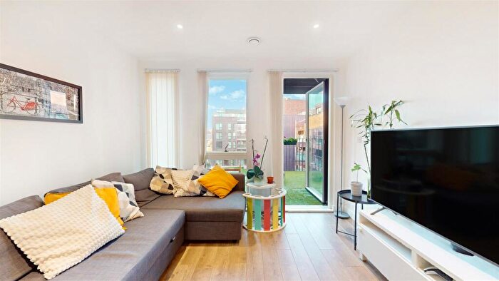 2 Bedroom Apartment For Sale In Southmere House, Highland Street, Stratford, E15