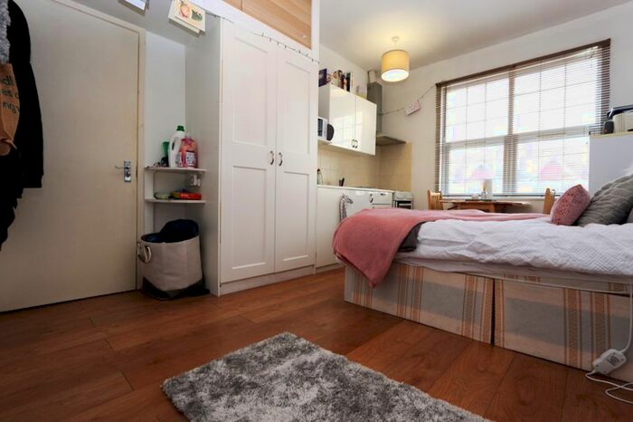 Studio To Rent In Granville Place, High Road, London, N12