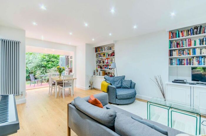 2 Bedroom Flat To Rent In Holmbush Road, Putney, London, SW15