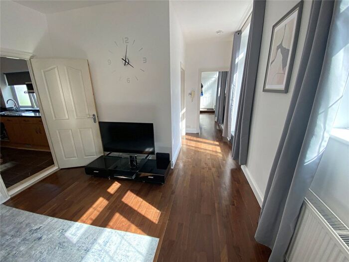 3 Bedroom Flat To Rent In Queens Road, Weybridge, Surrey, KT13