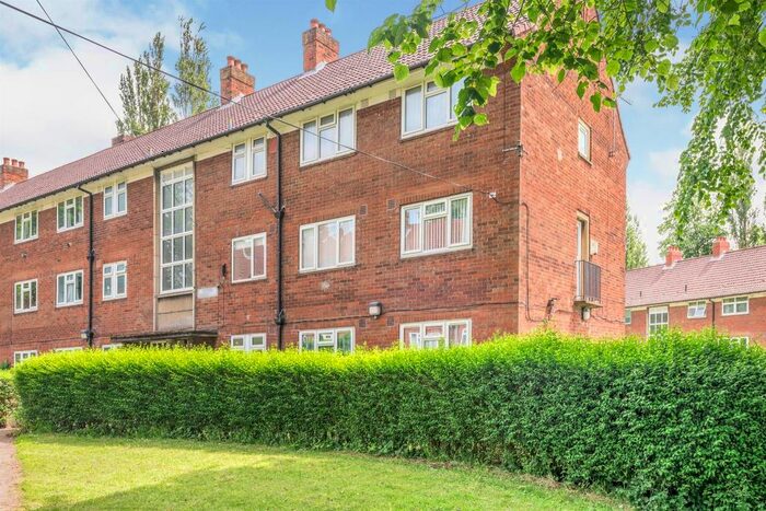 2 Bedroom Apartment To Rent In Saxon Mount, Leeds, LS17