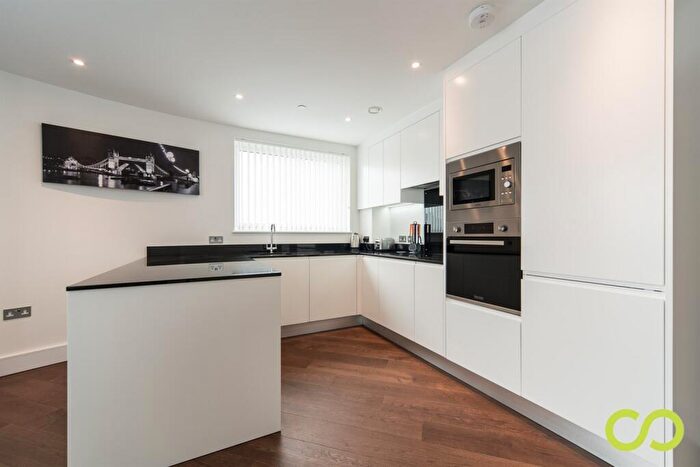 2 Bedroom Flat To Rent In Gateway Tower, Western Gateway, London, E16