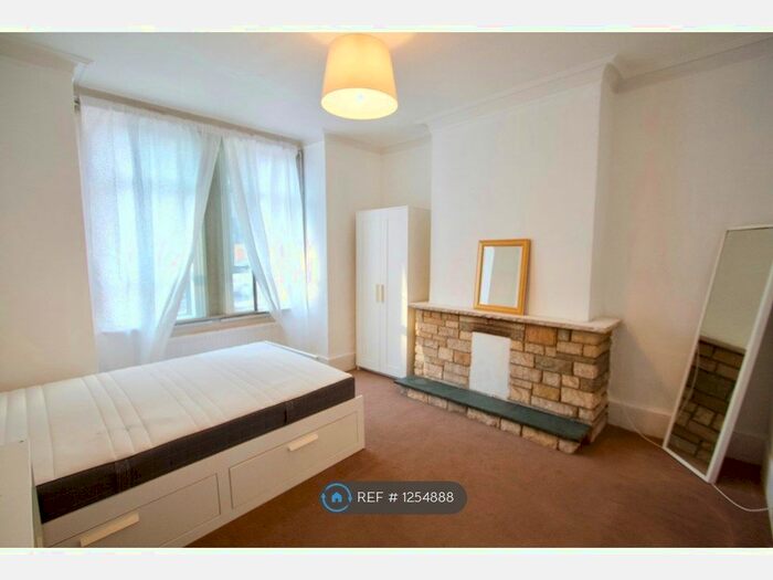 4 Bedroom Semi-Detached House To Rent In Queenstown Road, London SW8