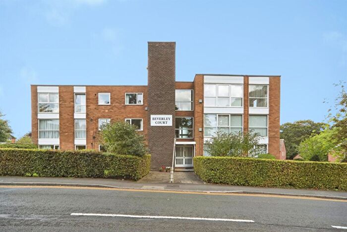 2 Bedroom Flat For Sale In Shadwell Lane, Leeds, LS17