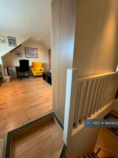 Studio To Rent In Park Road, London, NW4