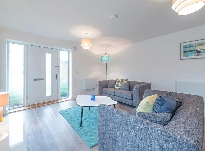 1 Bedroom Flat To Rent In Pondtail Avenue, The Green, RH12