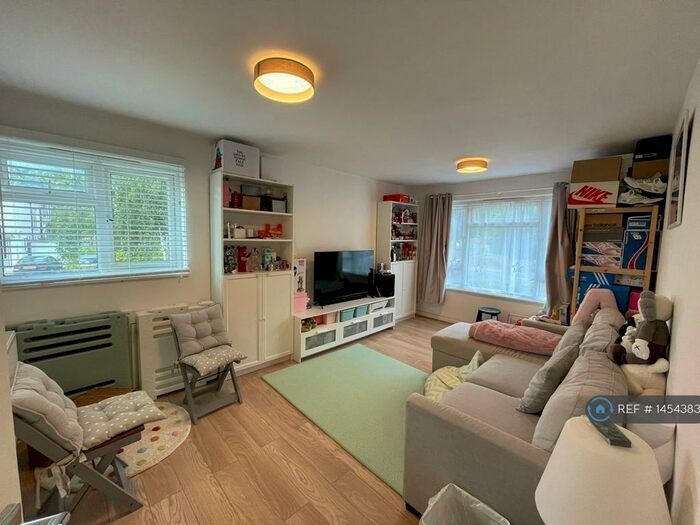 2 Bedroom Flat To Rent In Woodside Avenue, London, N12