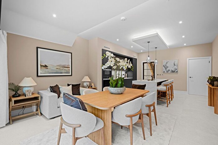 5 Bedroom Detached House For Sale In House Abbotswood Place, Streatham, SW16