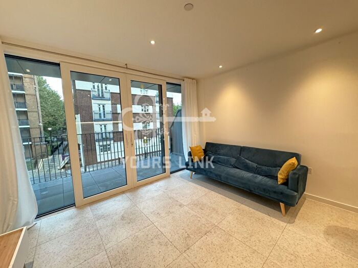 2 Bedroom Flat To Rent In Cendal Crescent, London, E1