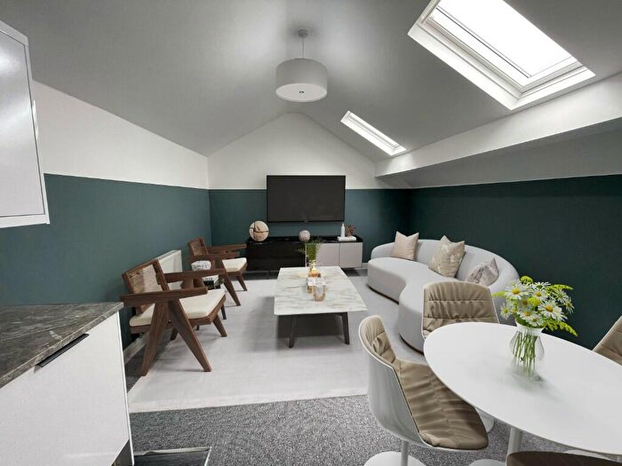 6 Bedroom Semi-Detached House To Rent In Kinglake Road - Studios - Available Now, CH44