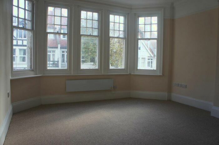 Studio To Rent In York Avenue -, P10