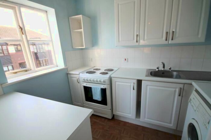 1 Bedroom Flat To Rent In Foxglove Way, Wallington, Surrey SM6