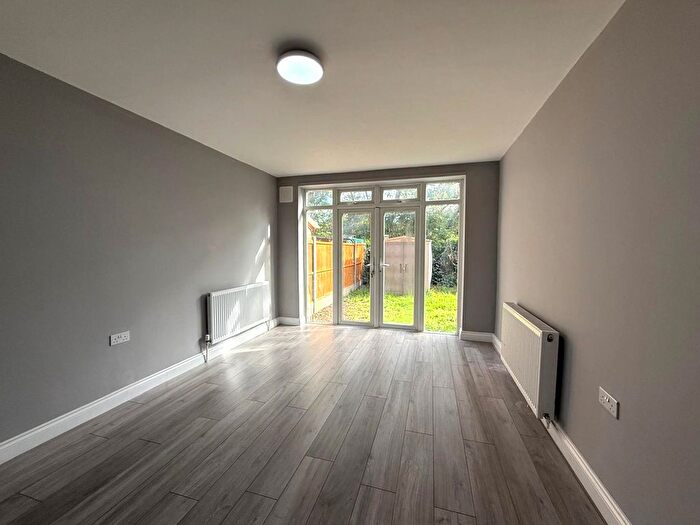 2 Bedroom Flat To Rent In Bush Close, Ilford, IG2