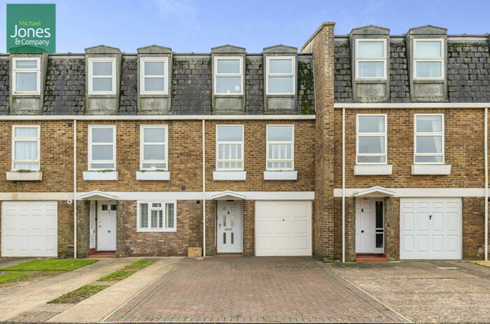 4 Bedroom House To Rent In Mallon Dene, Rustington, Littlehampton, West Sussex, BN16