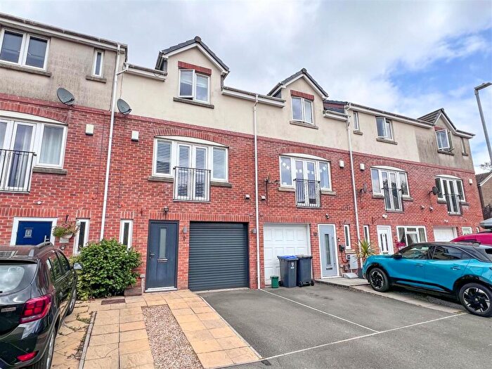3 Bedroom Town House For Sale In Lyndale Close, Leek, ST13