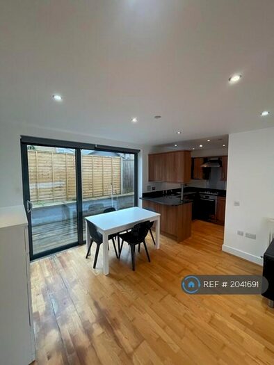 2 Bedroom Terraced House To Rent In Lincoln Mews, London, N15