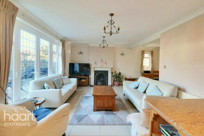 4 Bedroom Detached House For Sale In Leys Gardens, Barnet, EN4