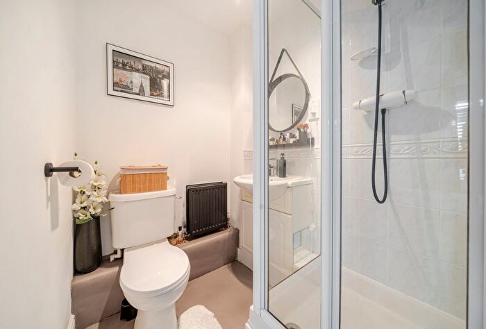 2 Bedroom Flat For Sale In Reed Drive, Redhill, Surrey, RH1