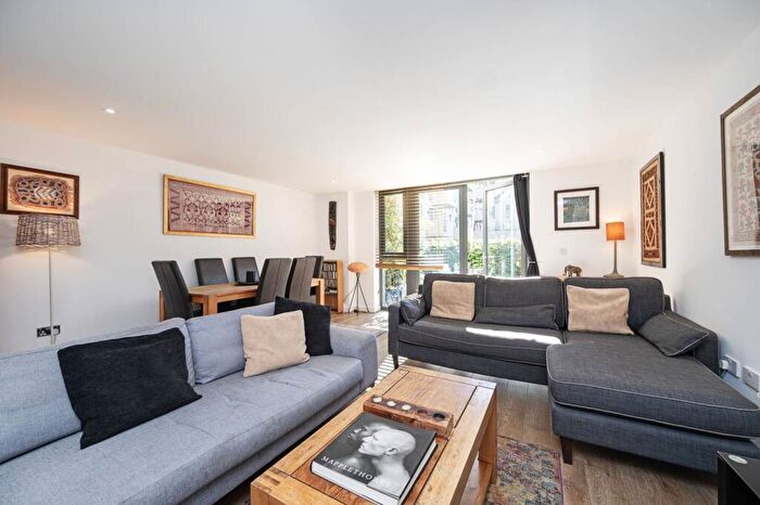 3 Bedroom Maisonette For Sale In Dongola Road, Stepney, London, E1