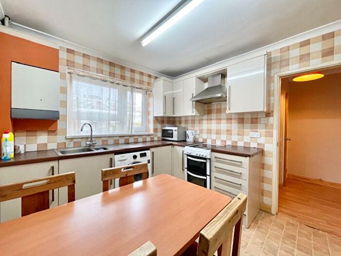 3 Bedroom Flat To Rent In St. Saviours Estate, London, SE1