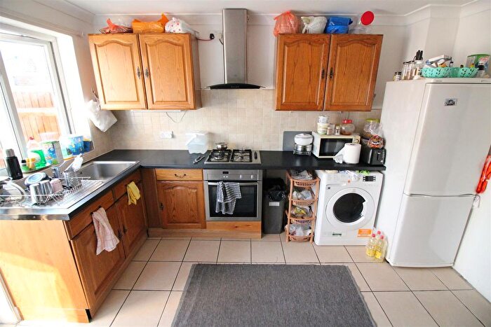 1 Bedroom Flat To Rent In Heath Road, Hounslow, TW3