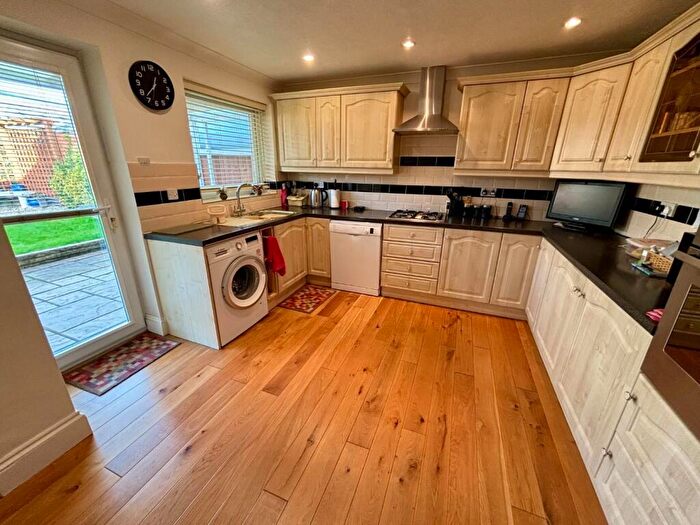 4 Bedroom Detached House For Sale In Greenfield Avenue, Spinney Hill, Northampton, NN3