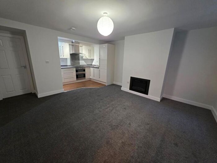 2 Bedroom Flat To Rent In Wheathouse Road, Huddersfield, West Yorkshire, HD2