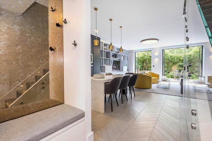 2 Bedroom Mews To Rent In Devonshire Mews, Park Walk London, SW10